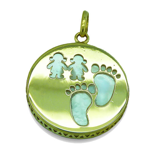 Colgante nácar con dibujo de pies y niñas oro 18k