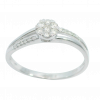 Anillo con cuajo de diamantes en oro blanco de 18k